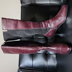 Trotters Kirby Leather Crocodile Wide Calf Knee High Heeled Boot Wine 10.5